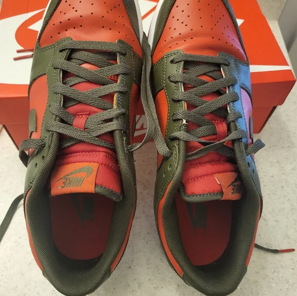 Nike Dunks size 9 red green like new - Picture 3 of 7